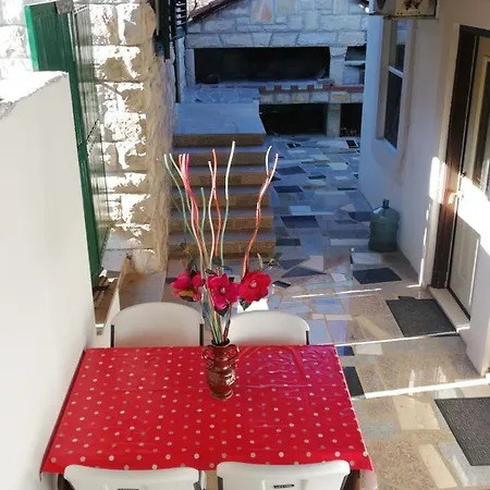 Lada, Rogac, Otok Solta Rogač