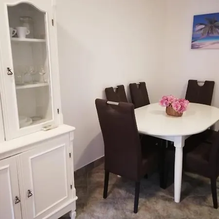 Lada, Rogac, Otok Solta