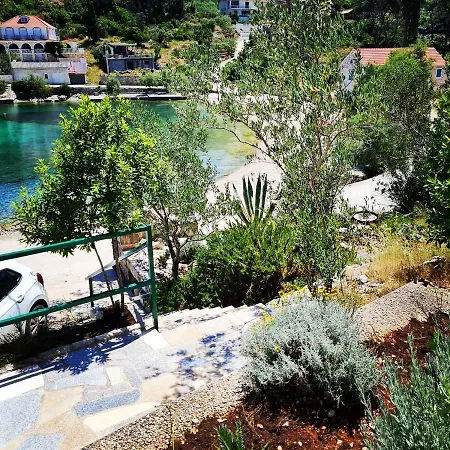 Lada, Rogac, Otok Solta Rogač