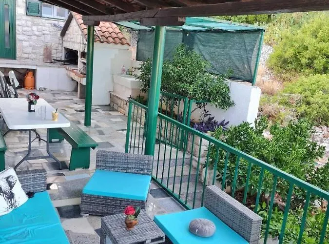 Lada, Rogac, Otok Solta Rogač