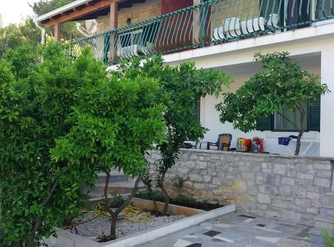Lada, Rogac, Otok Solta