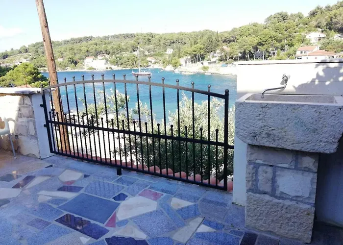 Lada, Rogac, Otok Solta Rogač