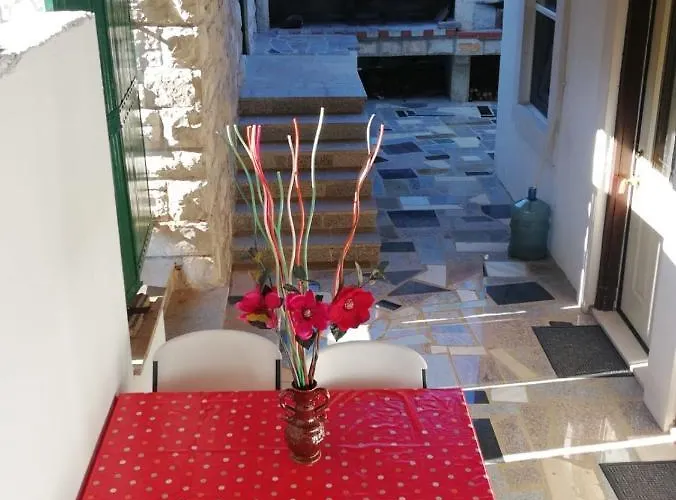 Lada, Rogac, Otok Solta Rogač